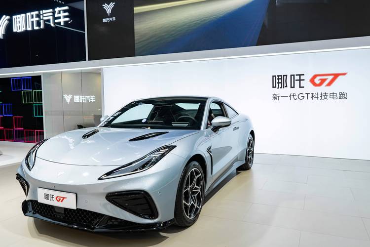 重庆217哪吒汽车在智能汽车领域的表现，领途汽车在新能源汽车市场中的影响力